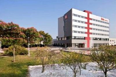 آیبیس بارسلونا ریپولت