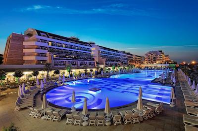 کریستال واترورلد ریزورت اند اسپا