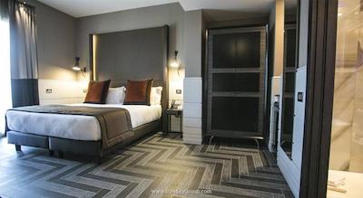 تاه تریبون هتل