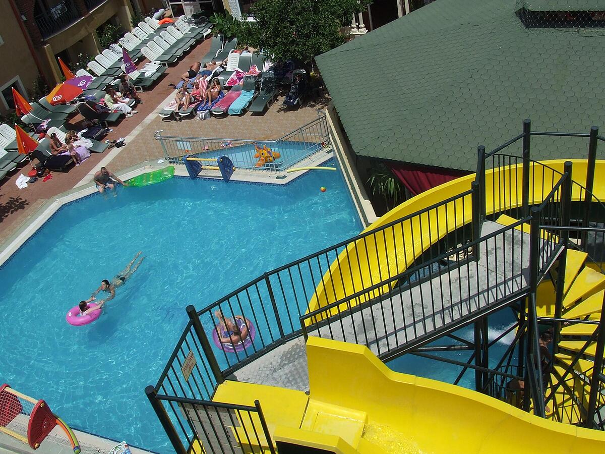 Maxwell Holiday Club