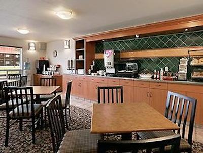 سوپر 8 بای ویندهام اسلاو لاک اب