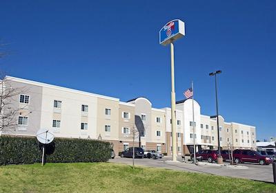 کونتری این اند سویتز بای رادیسن شروپرت-آیرپرت لا