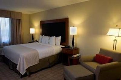 هلید این فت میرز ارپت-تون سنتر