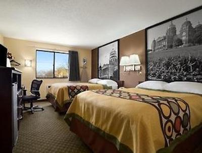 سوپر 8 سدار راپیدز ایست