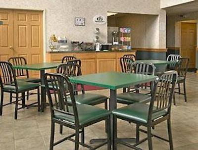 سوپر 8 پلینفیلد/ایندیاناپلیز آیرپرت اریا