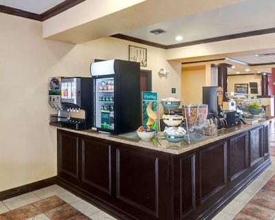 کوالیتی سویتز اینترکنتیننتال آیرپرت وست