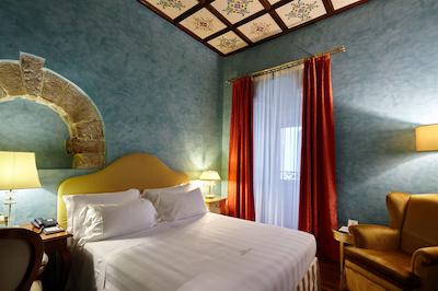 گولدن تور هتل اند اسپا