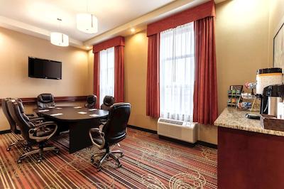 هامپتون این بای هیلتون ادمنتون اسود