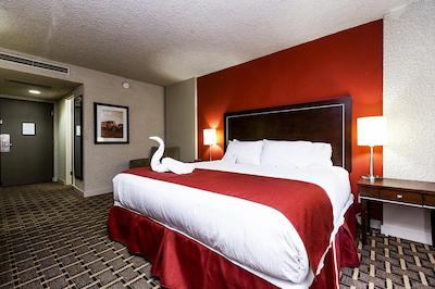 رامادا بای ویندهام ادمنتون یلوید نو