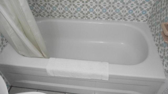 امپرز این اند سویتز بای د فالز