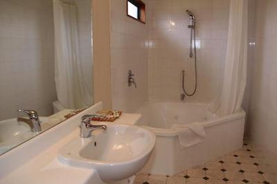 هامیلتون آیرپرت هتل اند کنفرنس سنتر