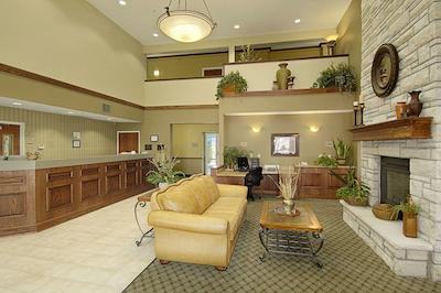 سوپر 8 تپکا ات فربز لاندینگ