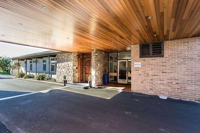 کونتری کمفرت امیتی متل آلبانی