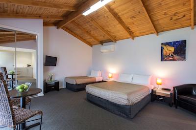 بست وسترن کلنیال ویلیج متل