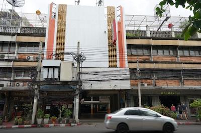 بانگلومپو پلیس گست هاوس