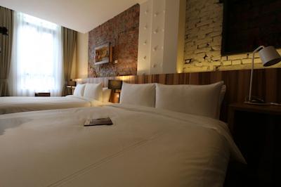 اداجیو تراول تینان روتز این