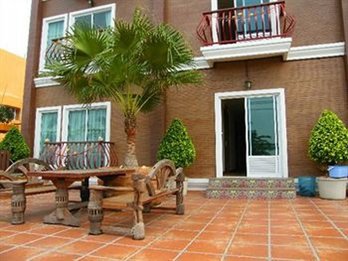 The Red Balcony Inn