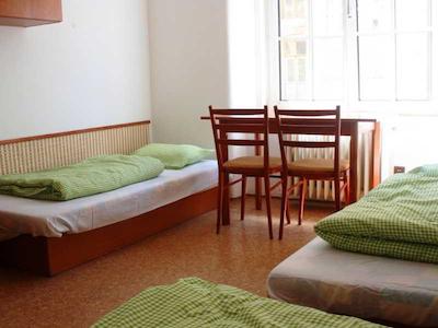 دیزی دیسی هستل پراها