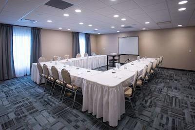 هامپتون این اند سویتز بای هیلتون فردریکتون