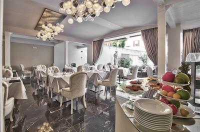 د مون بوتیک هتل