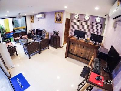 چک این مای هاستل