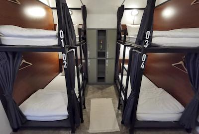 آپارتمان 45 هاستل ادالتز اونلی