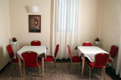 هتل ویلا آزورا