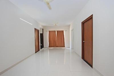 OYO 10379 Hotel Varcity Sapphire