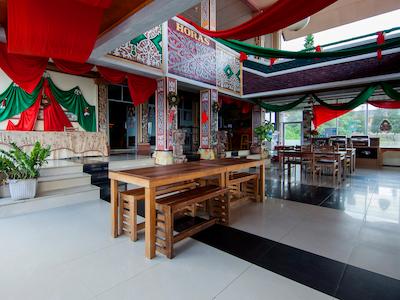 Oyo 2208 Thyesza Hotel