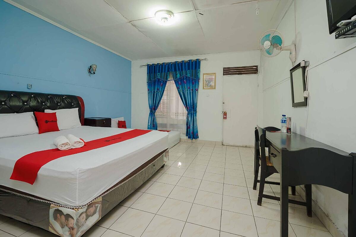 RedDoorz Syariah near Jalan Asahan Pematang Sianta