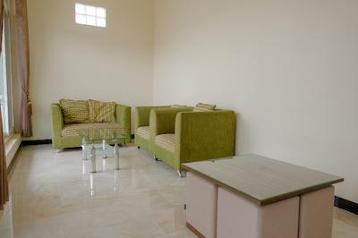 Oyo 1979 Alif Family Residence