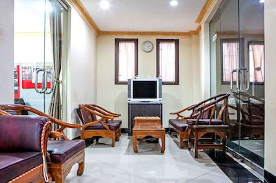 RedDoorz Plus near Isola UPI