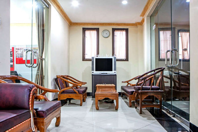 RedDoorz Plus near Isola UPI