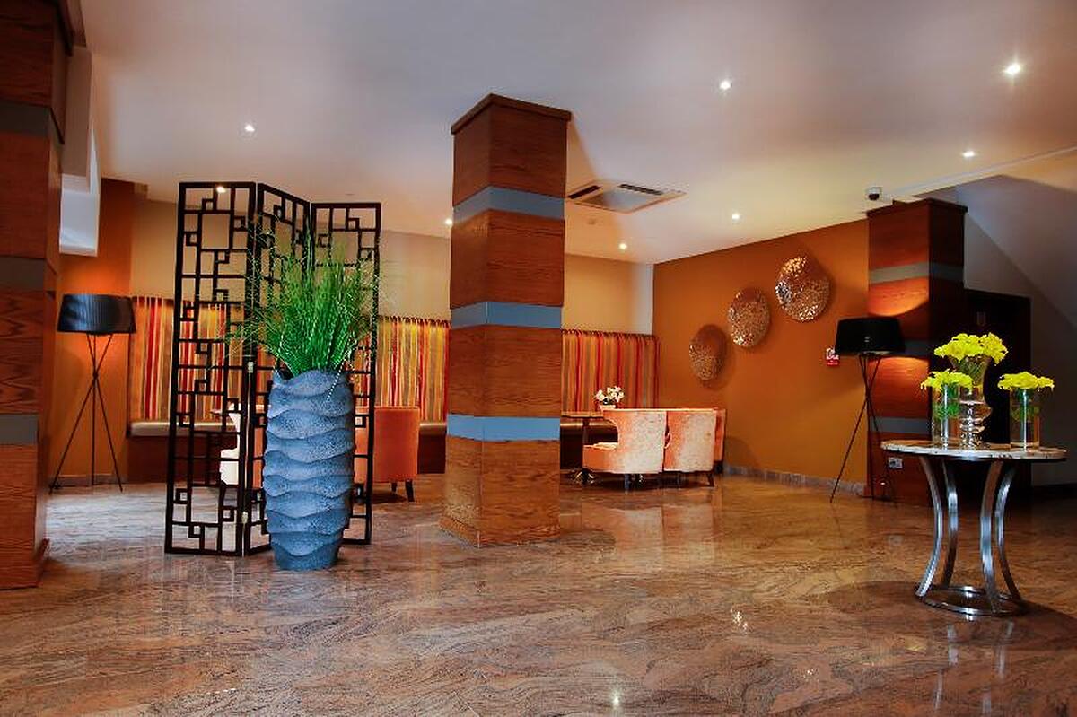 OAK PLAZA SUITES