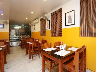 Oyo 15669 Hotel Galaxy Inn