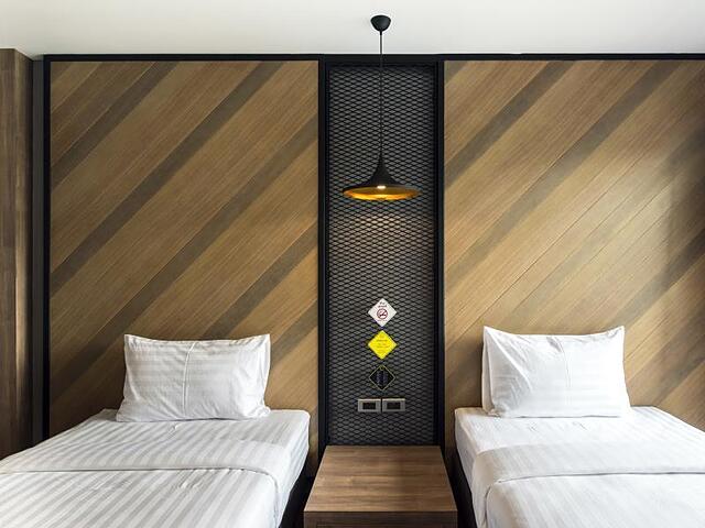 THE CIRCLE HOTEL