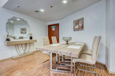 Burj Al Nojoum by RandH