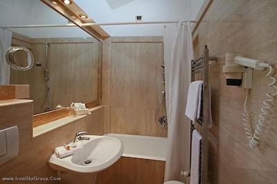 نوا دموس هتل اند سوئیتس