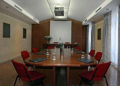 نوا دموس هتل اند سوئیتس