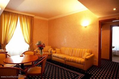 نوا دموس هتل اند سوئیتس