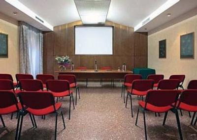 نوا دموس هتل اند سوئیتس