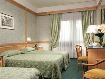 هتل بورلی هیلز رم