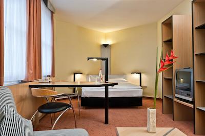 تریپ بای ویندهام هال