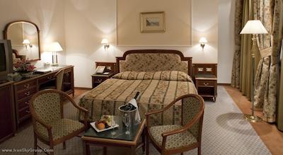 آمباسادور زلاتا هوسا