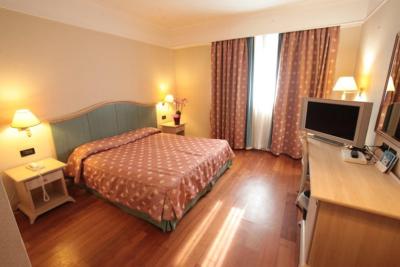 گرین پارک هتل پامفیلی