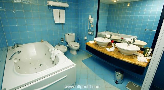 تایتانیک دلوکس لارا