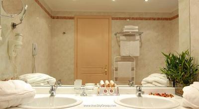 آتن اتریوم هتل اند جکوزی سوئیتس