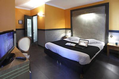 آدونیس مارسیل ویوکس-پورت هتل دو پالایس