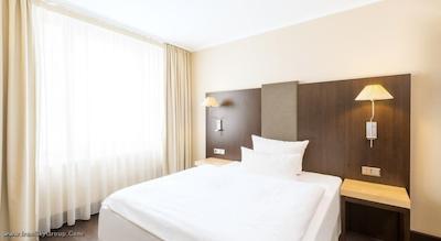 ان اچ کالکشن برلین میته ام چکپوینت چارلی