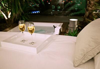 رنسانس بارسلونا فیرا